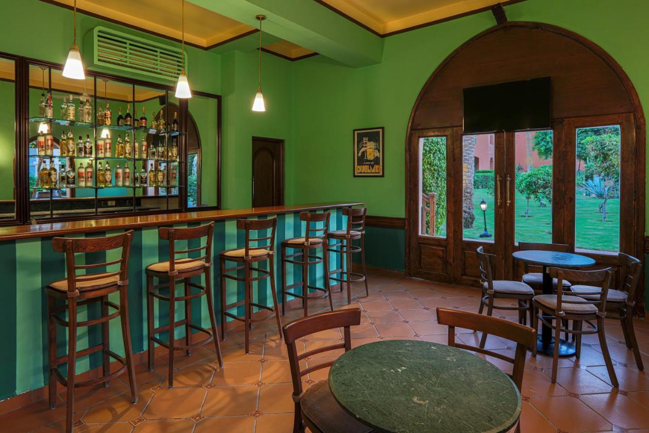 Jaz Makadi Saraya Resort Хургада Экстерьер фото The bar at the hotel