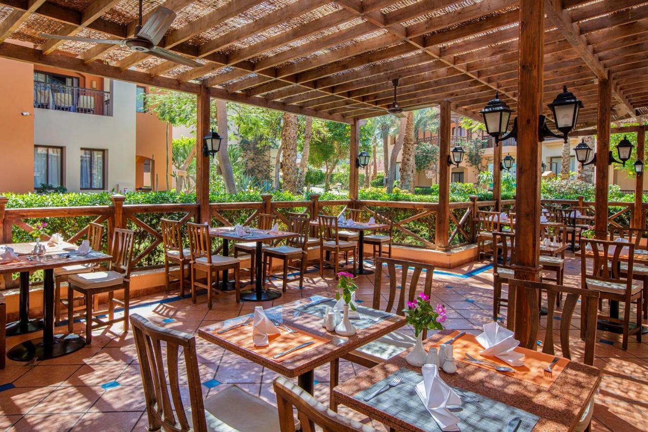 Jaz Makadi Saraya Resort Хургада Экстерьер фото Outdoor dining at the hotel