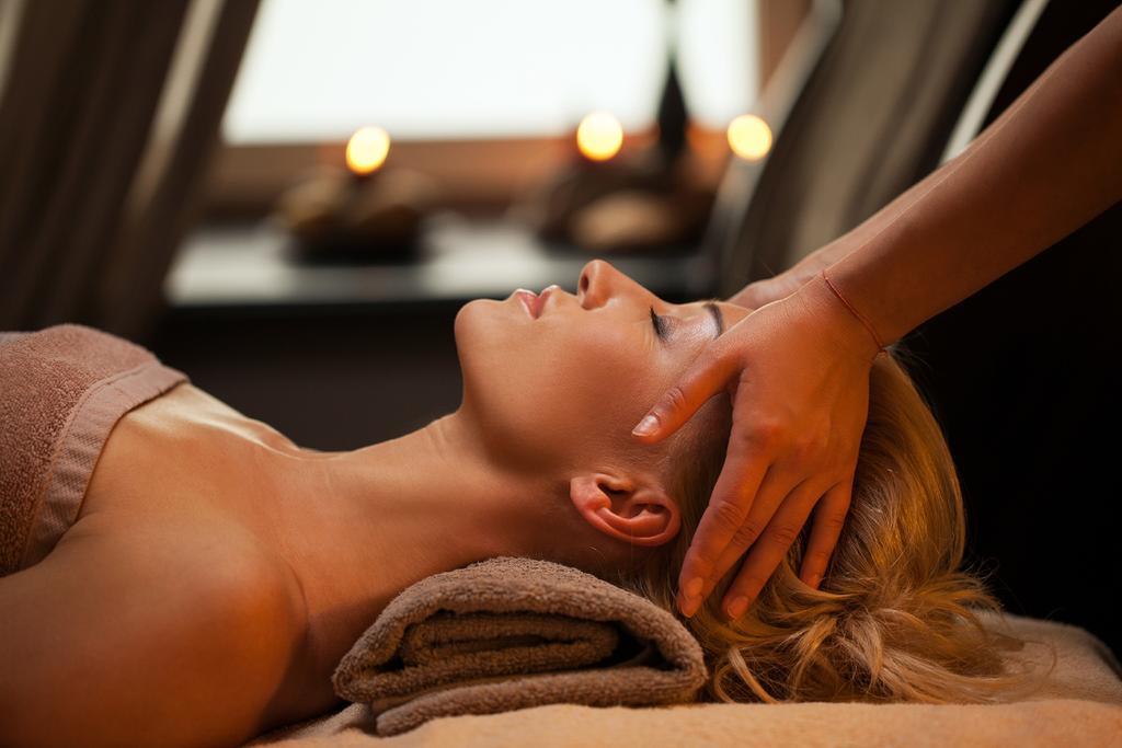 Jaz Makadi Saraya Resort Хургада Экстерьер фото A woman receiving a head massage